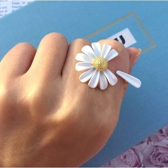 White Daisy Flower Open Ring Petal Adjustable Spring - Picture 1 of 7
